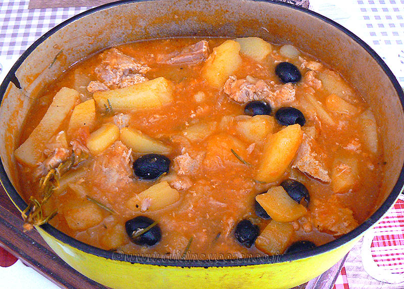 Pommes de terre confites à la tomate, thon et olives noires fin
