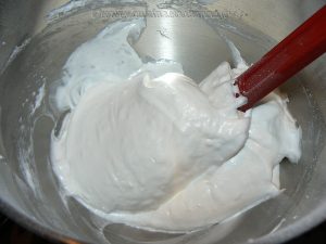 Pavlovas crème de marron, myrtilles et chantilly vanille etape1