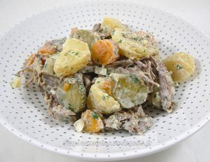 Salade de bœuf et pommes de terre presentation