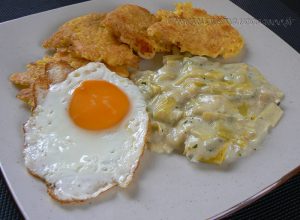 Galettes de riz, poireaux à la crème et œufs au plat fin