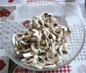 Salade de champignons de Paris crus etape1