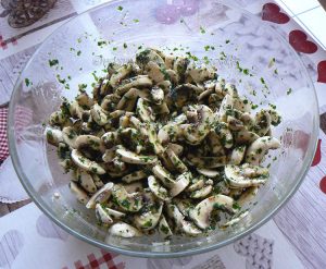 Salade de champignons de Paris crus fin