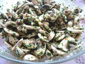 Salade de champignons de Paris crus fin2