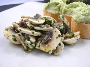 Salade de champignons de Paris crus presentation