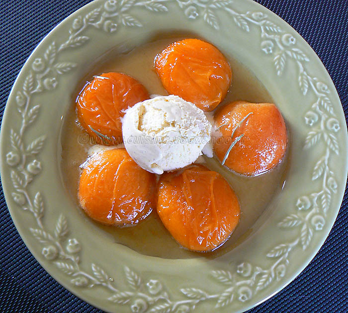Abricots rôtis au romarin frais presentation