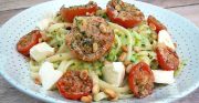 Salade de linguine, courgettes râpées et tomates cerise rôties