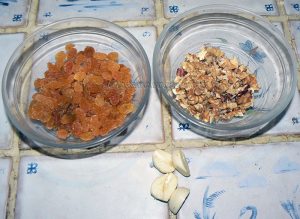 Pâtes au chou-fleur, raisins secs et noix etape1