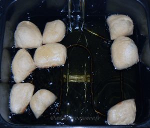 Mandazi, beignets épicés de Tanzanie fin
