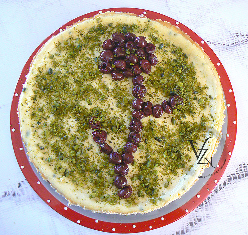 Cheesecake à la pistache et griottes presentation