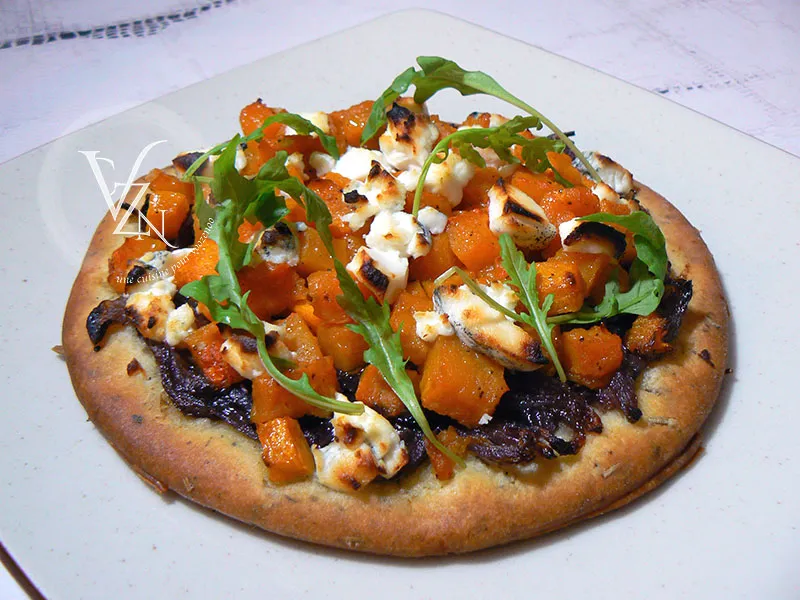 Pizza aux oignons caramélisés, butternut et chèvre fin