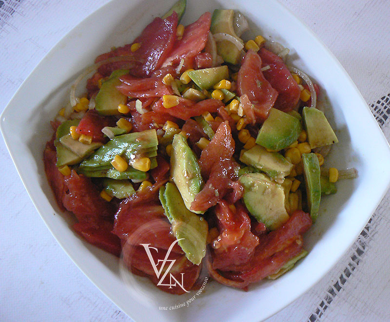 Salade sucrée d’avocat, tomate et maïs fin