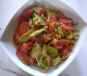 Salade sucrée d’avocat, tomate et maïs fin2