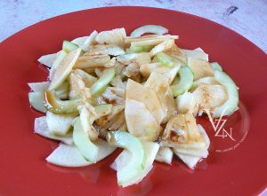 Salade indonésienne, ananas et concombre fin