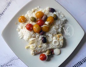 Dos de lingue, tomates cerises et olives presentation