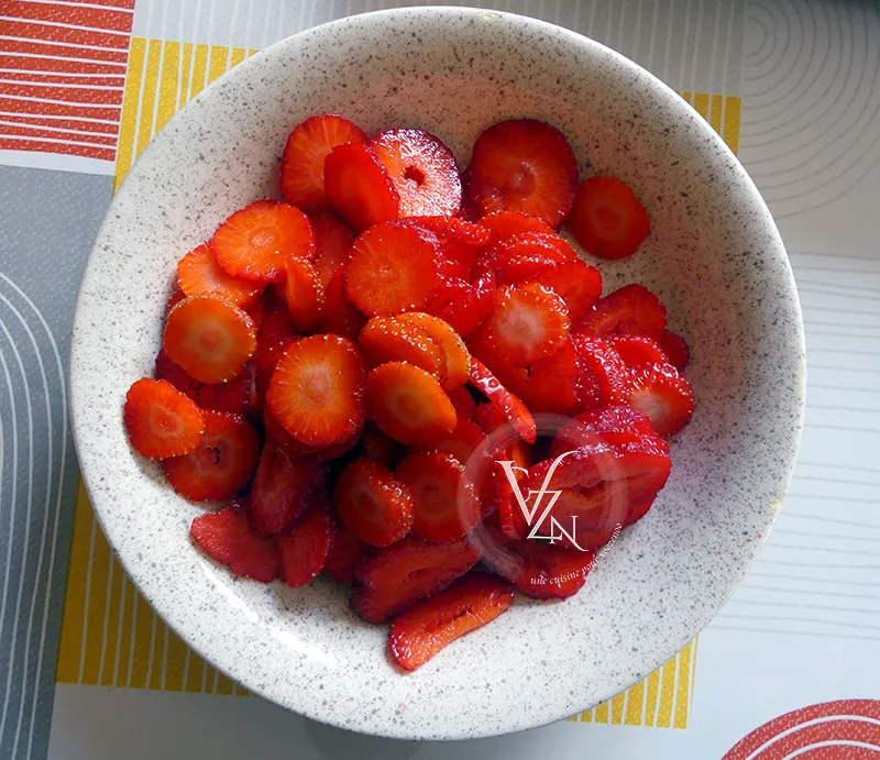Biscuit roulé aux fraises et chantilly etape7