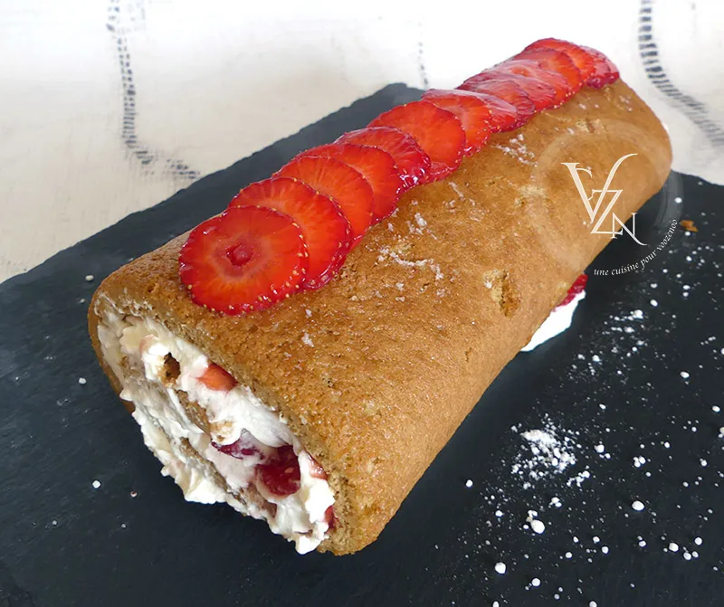 Biscuit roulé aux fraises et chantilly fin2