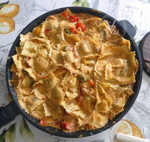 Raviolis crémeux, tomates et poivrons rôtis fin