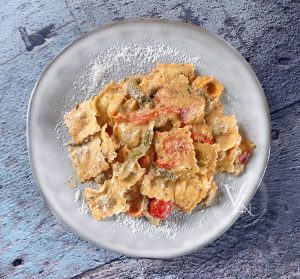 Raviolis crémeux, tomates et poivrons rôtis presentation