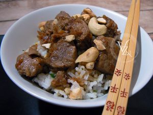 Riz sauté et porc à l’asiatique présentation