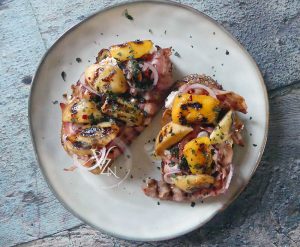 Tartines aux pêches, lards et miel pimenté fin