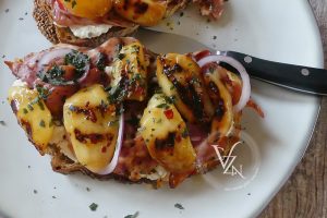 Tartines aux pêches, lards et miel pimenté presentation