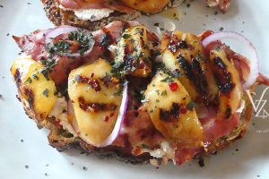 Tartines aux pêches, lards et miel pimenté slider