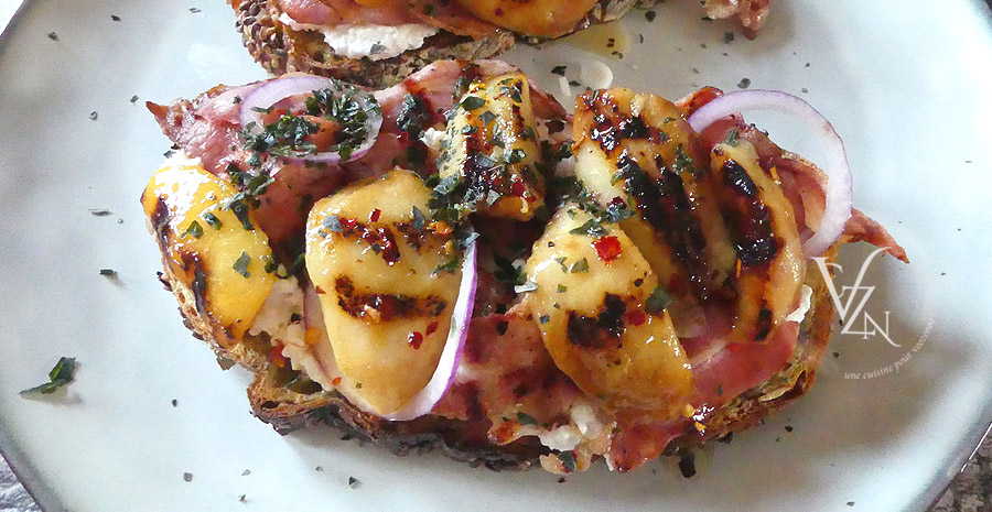 Tartines aux pêches, lards et miel pimenté slider