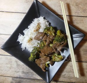 Bœuf en sauce d'huitre et brocolis presentation