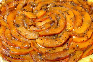 Tatin de potimarron, chèvre, pignons et miel slider