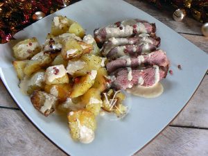 Magret de canard sauce au foie gras, pommes de terre presentation