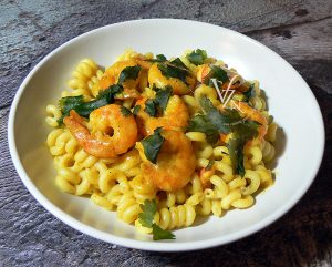 Pâtes aux crevettes et curry fin