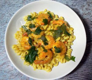 Pâtes aux crevettes et curry fin1