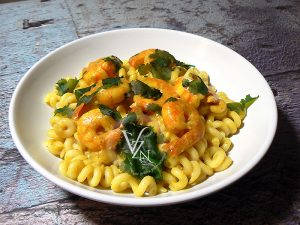 Pâtes aux crevettes et curry présentation