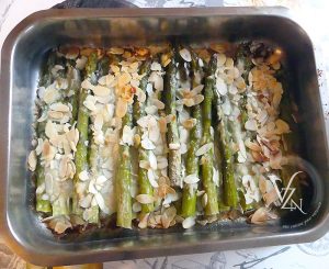 Asperges vertes au parmesan et amandes fin