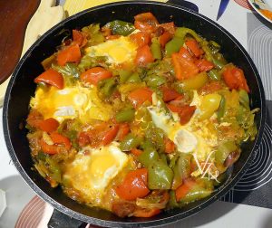 Chakchouka aux œufs et frites fin