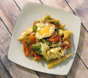 Chakchouka aux œufs et frites présentation