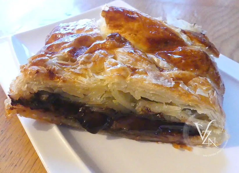 Feuilleté aux pommes et tablette de chocolat noir fin