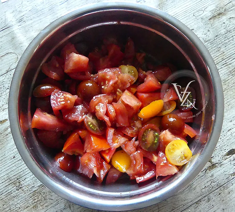 Salade de tomates sur crème de mozzarella aux herbes étape4
