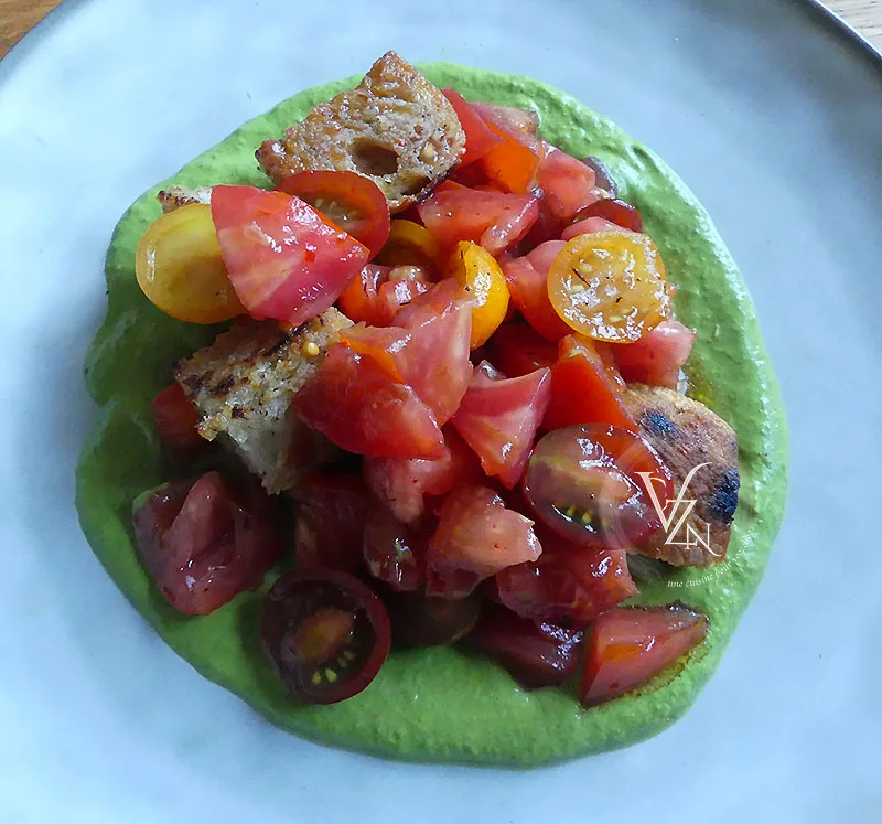 Salade de tomates sur crème de mozzarella aux herbes fin